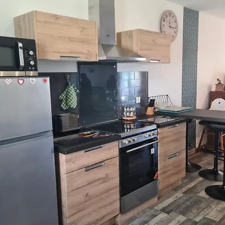 Malau Pour 6 Personnes Près De Royan Et Ses Plages, Charente Maritime *